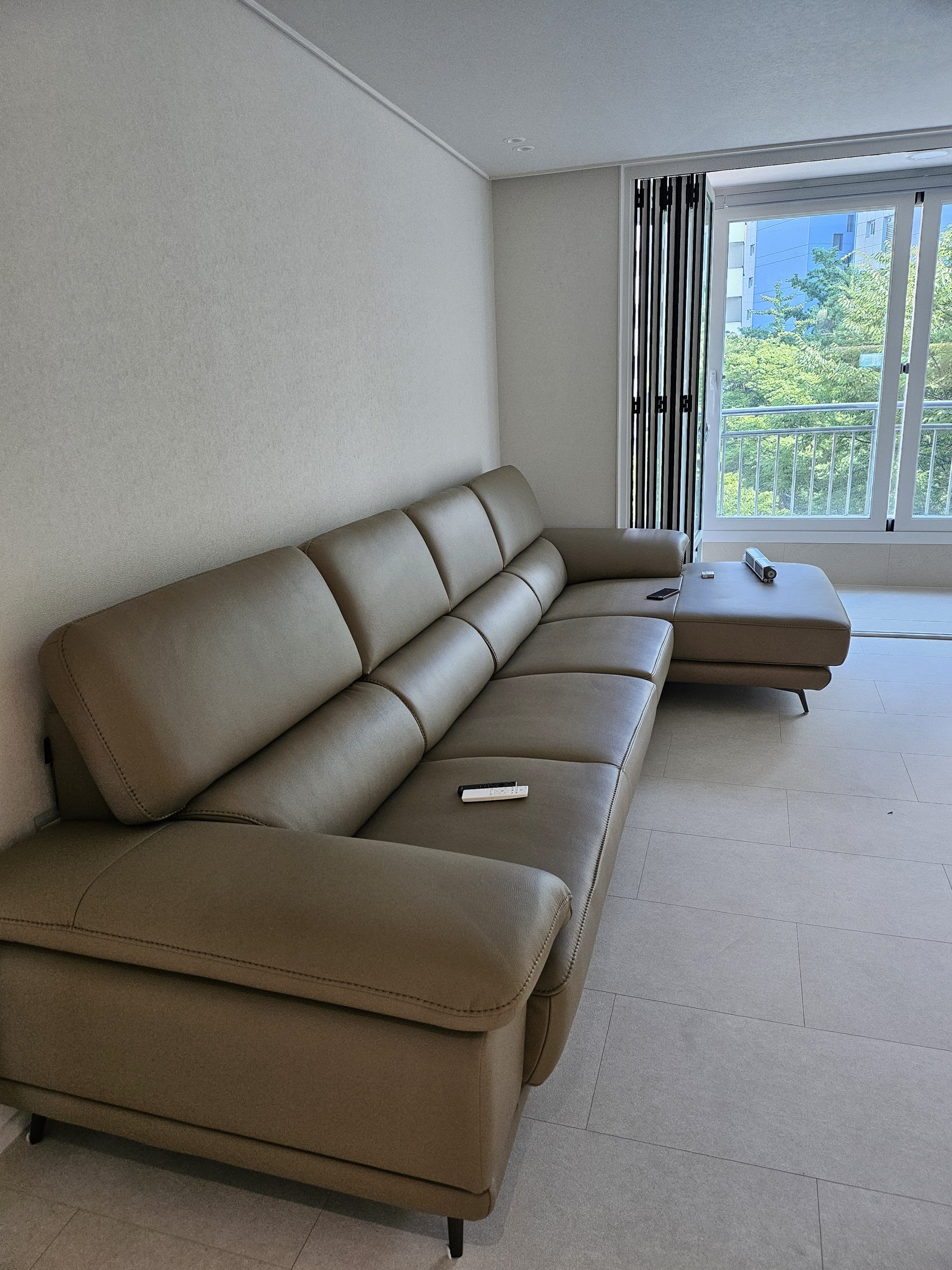 Sofa CHARLIE – Sofa Góc Với Da Cao Cấp Hiện Đại Êm Ái Cho Phòng Khách