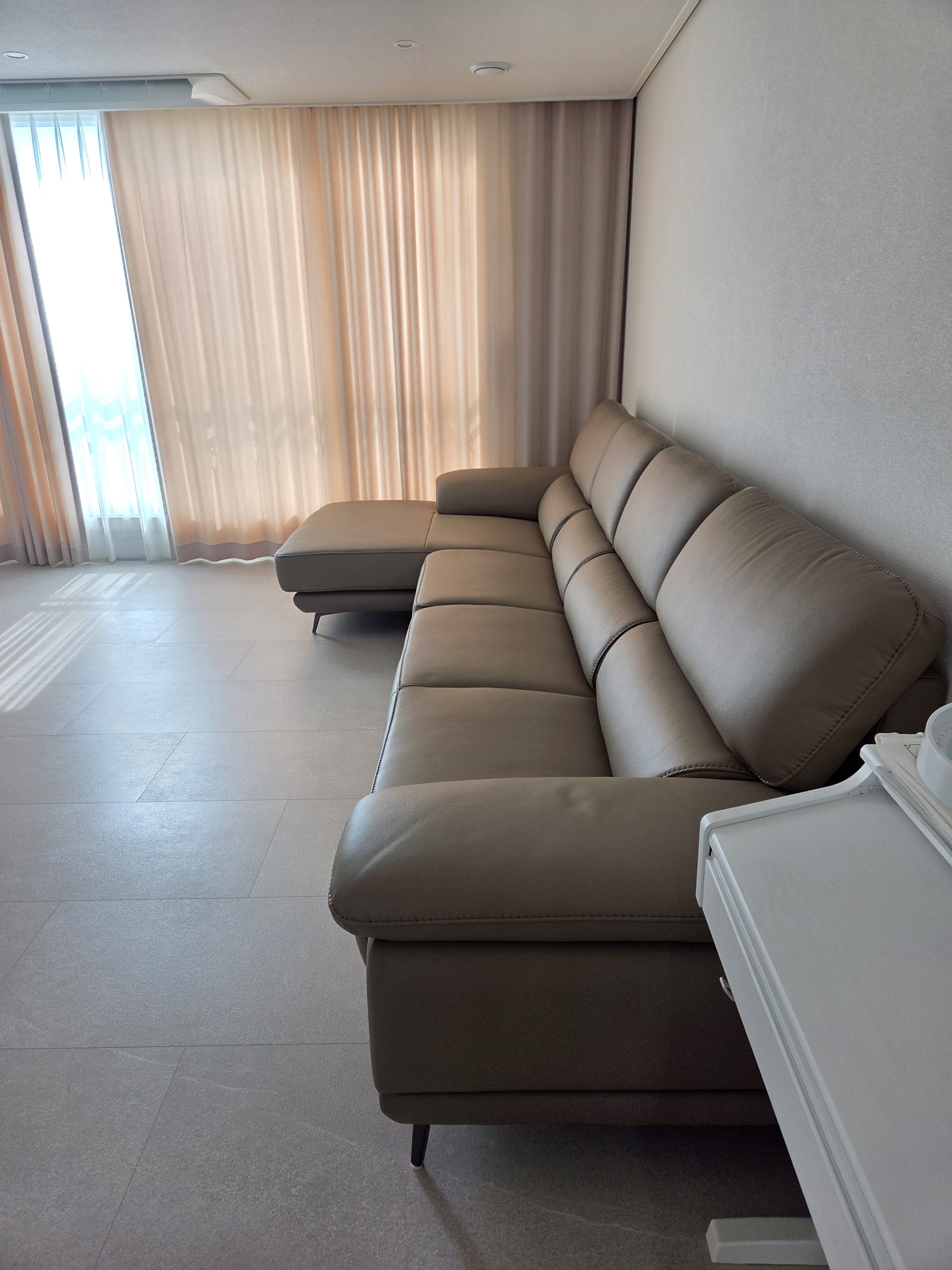 Sofa CHARLIE – Sofa Góc Với Da Cao Cấp Hiện Đại Êm Ái Cho Phòng Khách