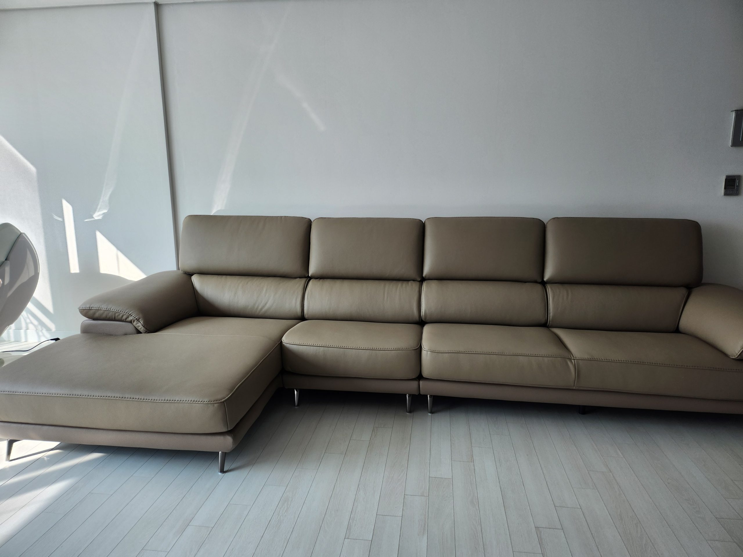 Sofa CHARLIE – Sofa Góc Với Da Cao Cấp Hiện Đại Êm Ái Cho Phòng Khách