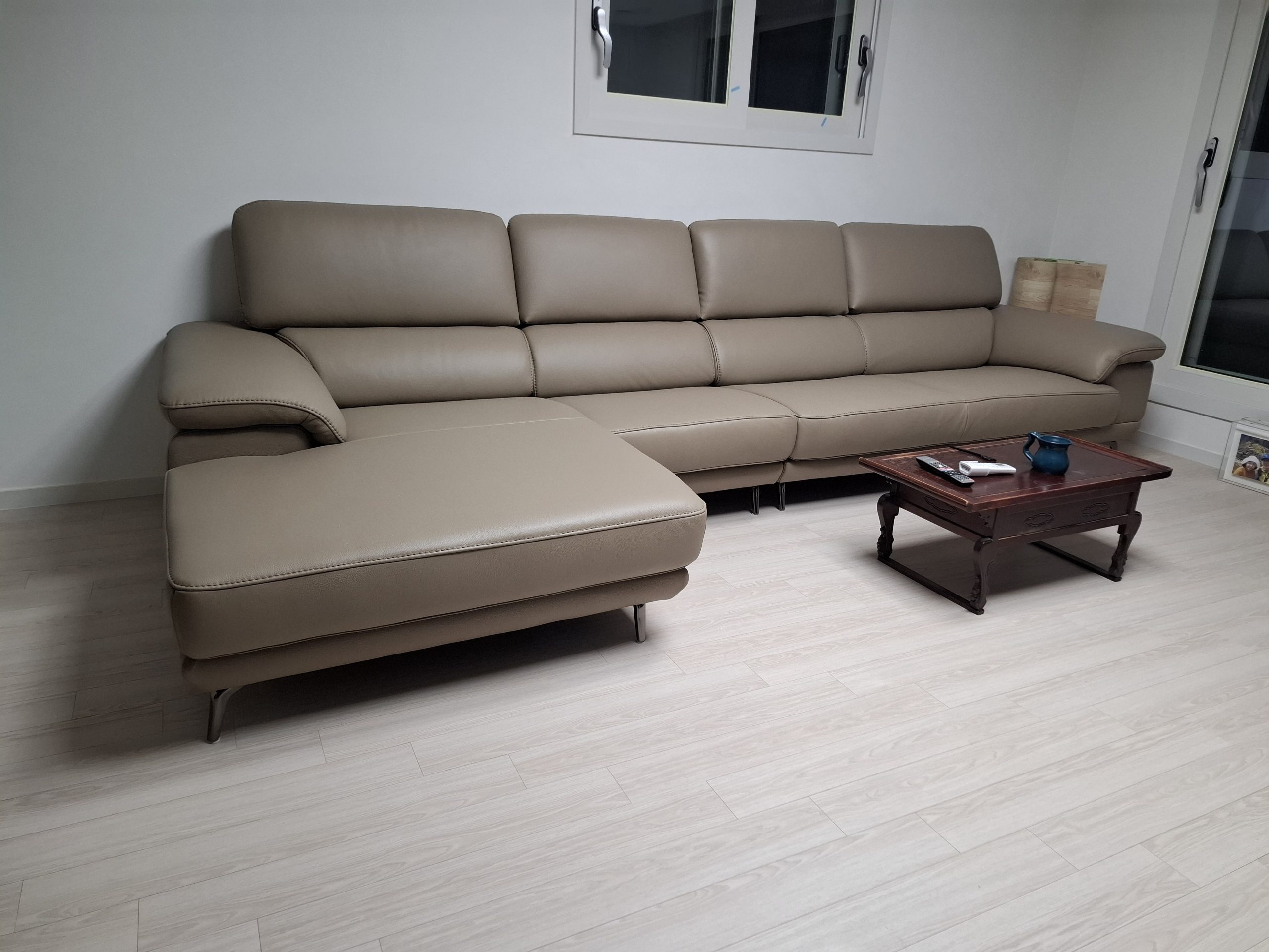 Sofa CHARLIE – Sofa Góc Với Da Cao Cấp Hiện Đại Êm Ái Cho Phòng Khách