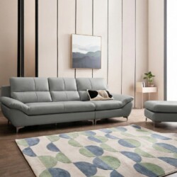 Sofa COASTAL 3 chỗ màu xám nhạt, góc chụp toàn cảnh trong phòng khách hiện đại. Sofa có thiết kế tối giản, tay vịn thấp, đ…