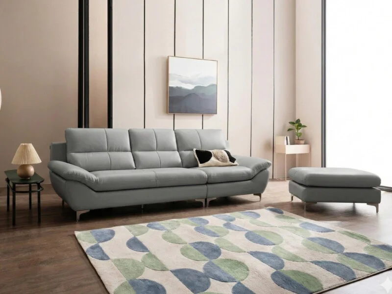 Sofa COASTAL 3 chỗ màu xám nhạt, góc chụp toàn cảnh trong phòng khách hiện đại. Sofa có thiết kế tối giản, tay vịn thấp, đ…