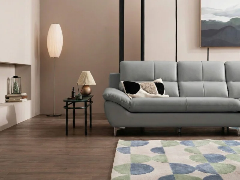 Sofa COASTAL 3 chỗ màu xám nhạt, góc chụp cận cảnh từ phía trước. Nổi bật đường nét mềm mại của da cao cấp, tay vịn liền k…