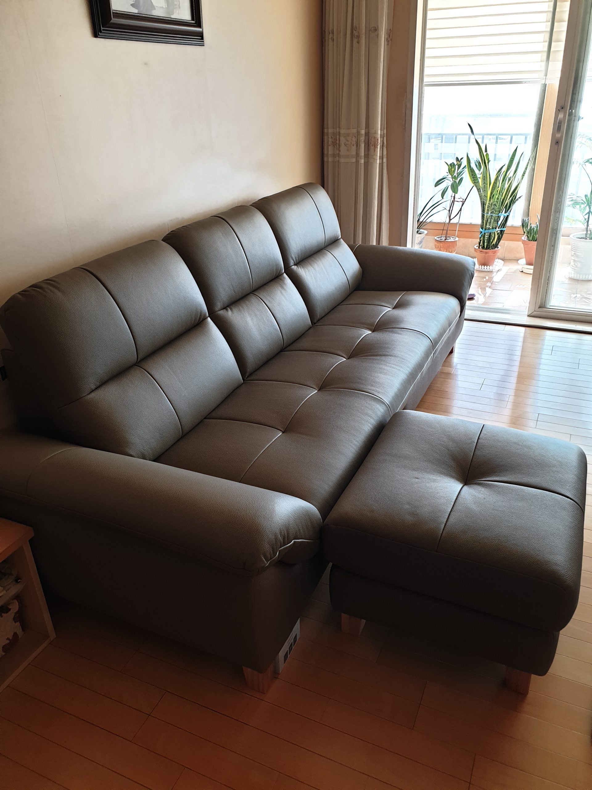 Sofa EMBRACE - Sofa Da Cao Cấp Tựa Lưng Chia Đôi Êm Ái 