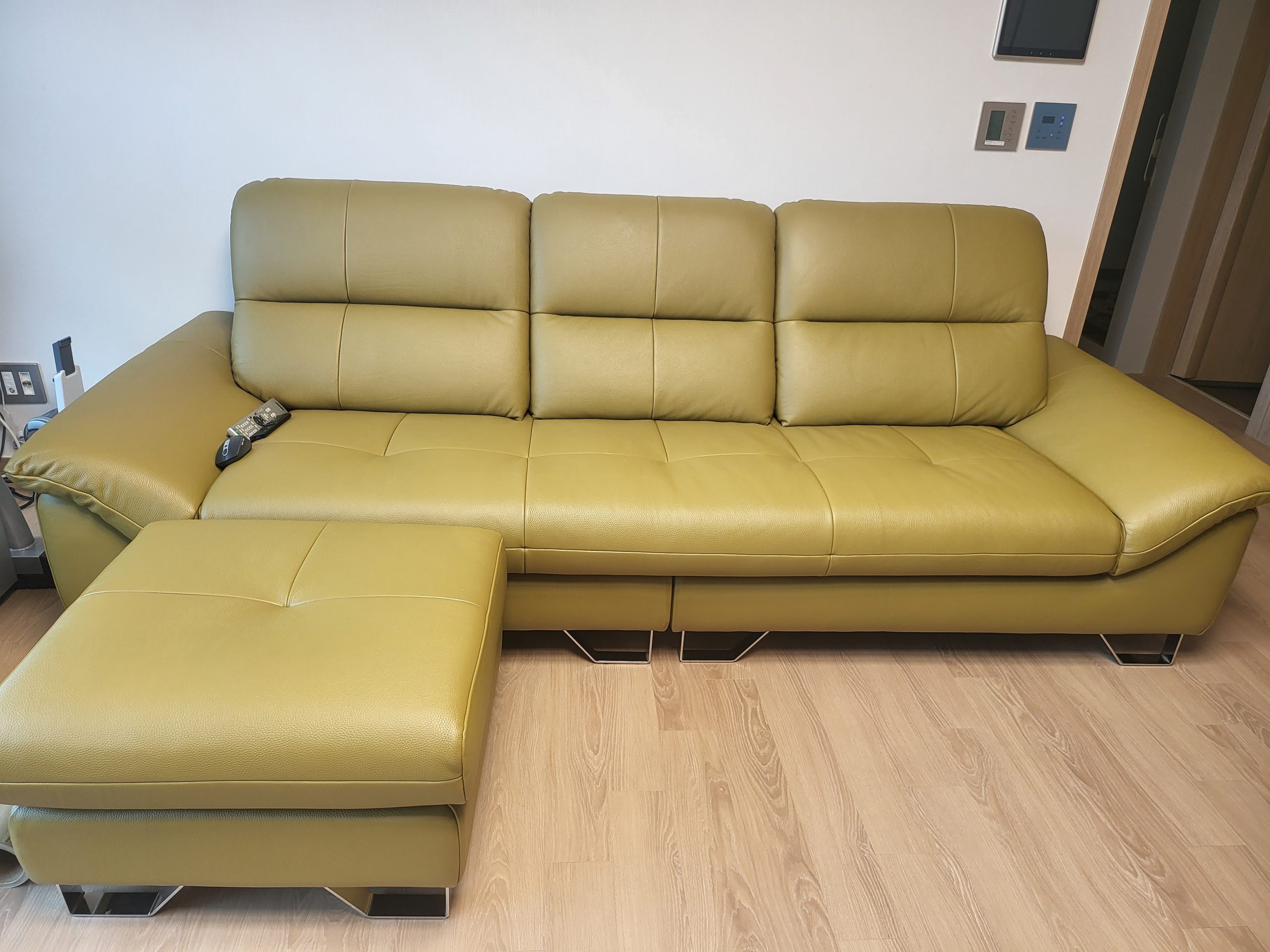 Sofa EMBRACE - Sofa Da Cao Cấp Tựa Lưng Chia Đôi Êm Ái 