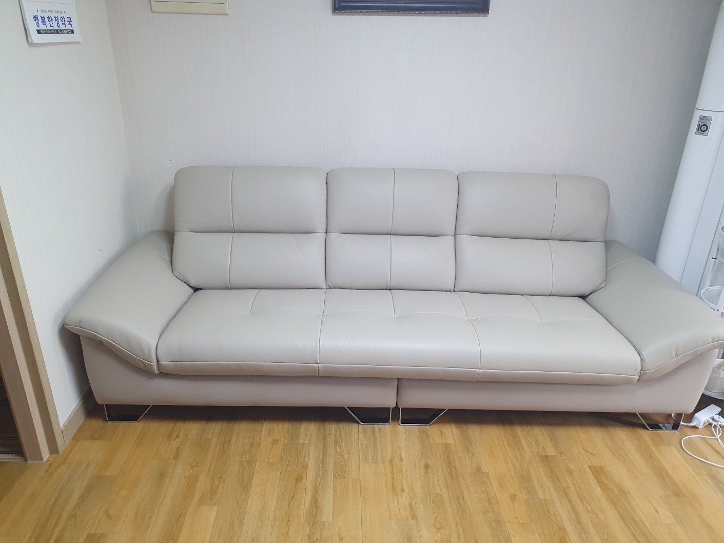 Sofa EMBRACE - Sofa Da Cao Cấp Tựa Lưng Chia Đôi Êm Ái 