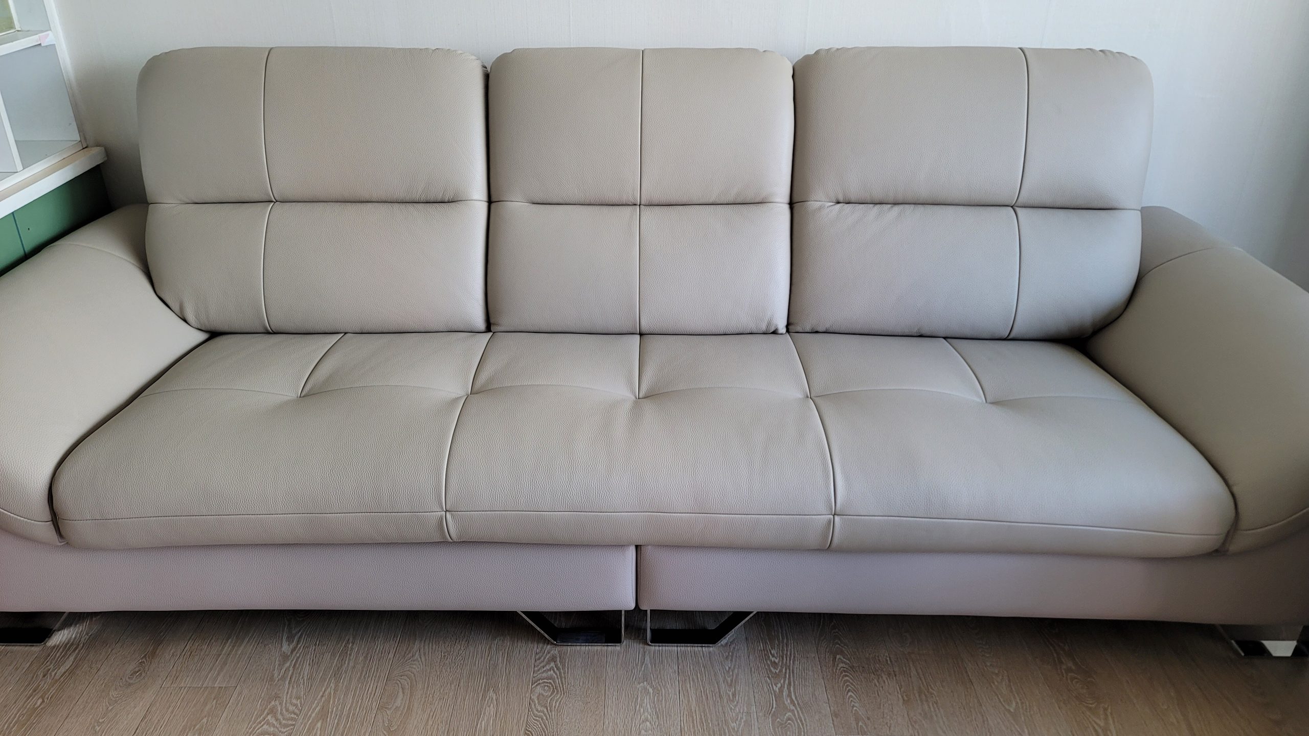 Sofa EMBRACE - Sofa Da Cao Cấp Tựa Lưng Chia Đôi Êm Ái 