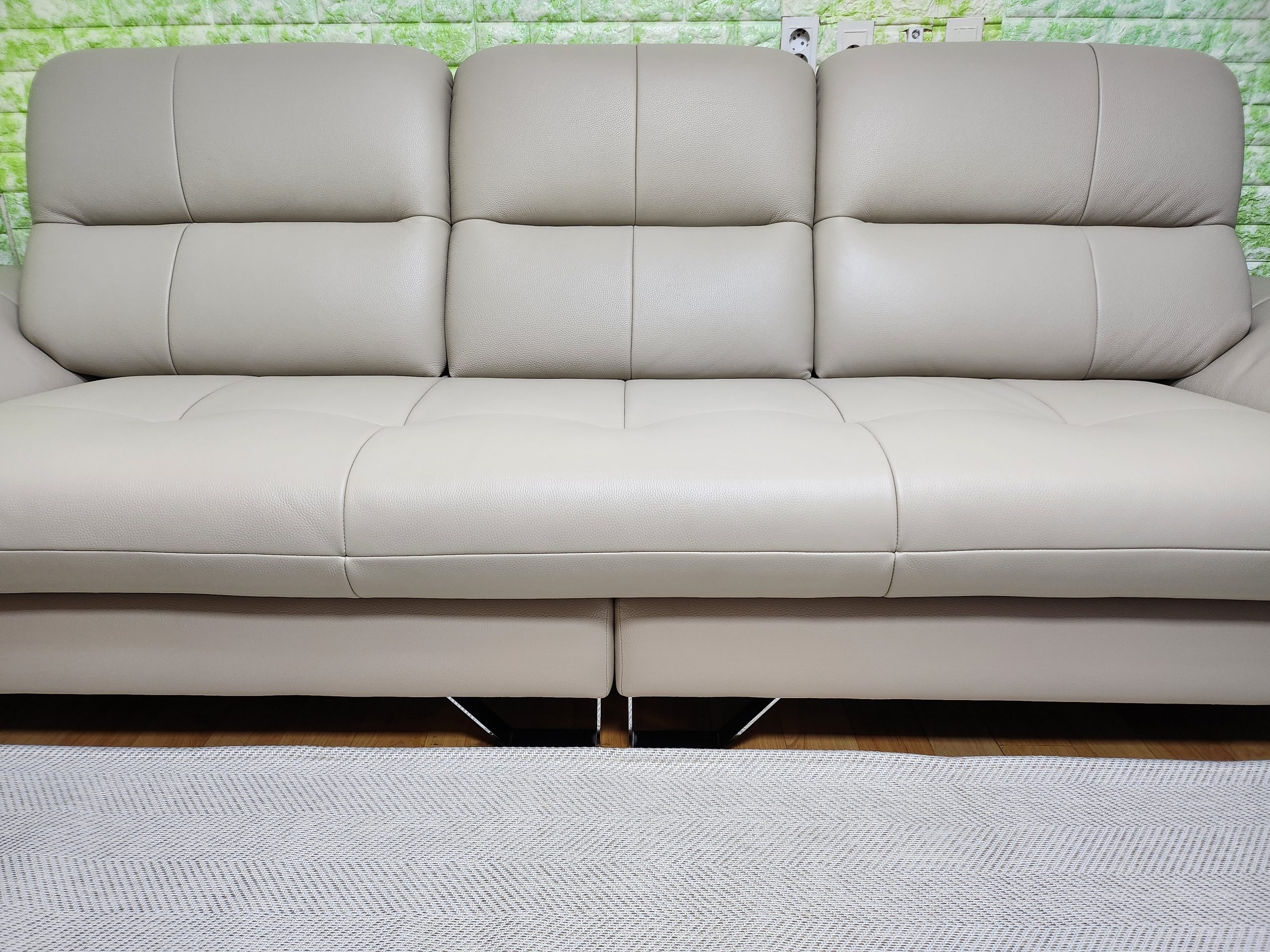 Sofa EMBRACE - Sofa Da Cao Cấp Tựa Lưng Chia Đôi Êm Ái 