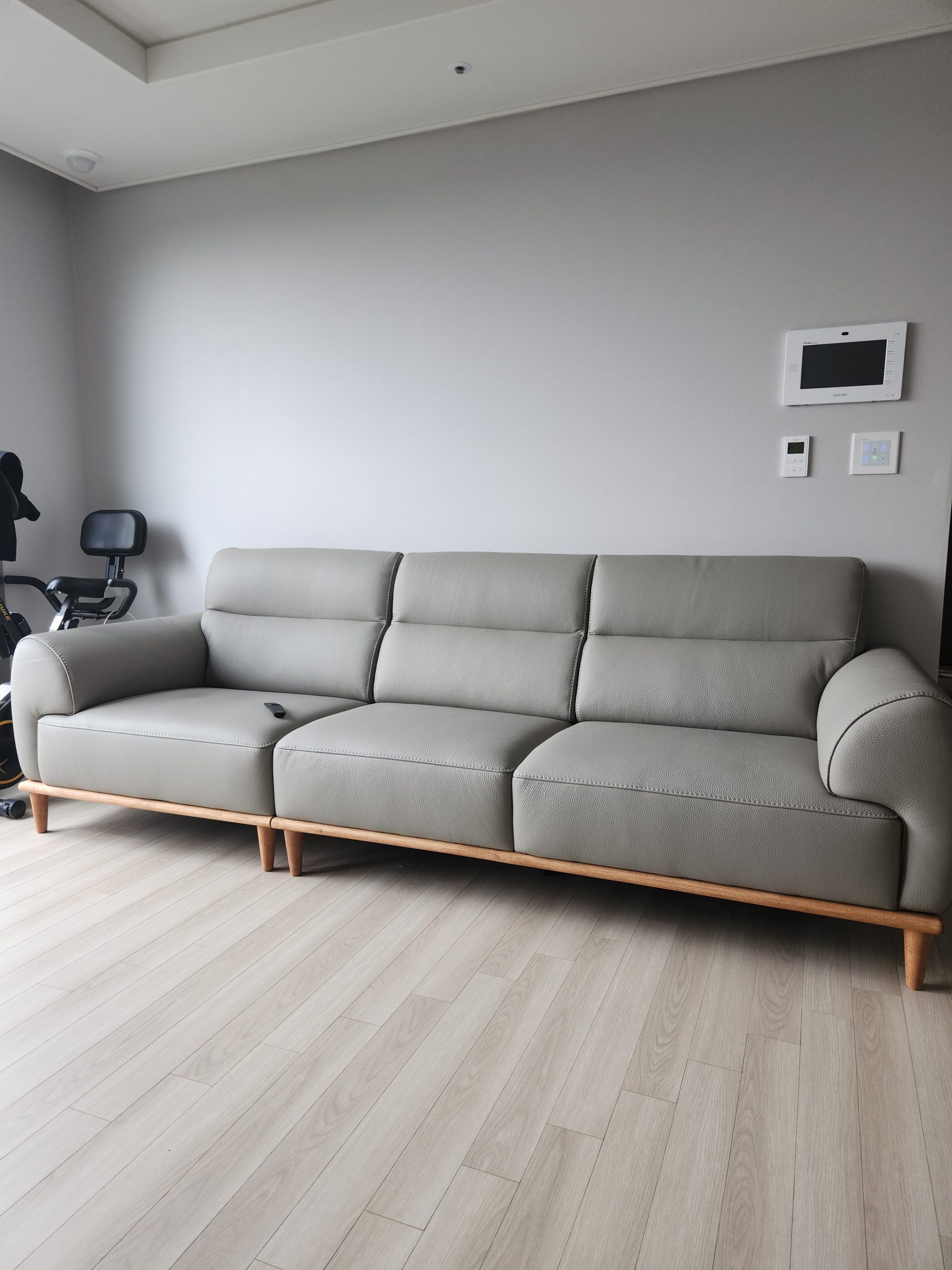 Sofa NATURA – Sofa Da Cao Cấp Khung Gỗ Tự Nhiên Mộc Mạc Ấm Áp