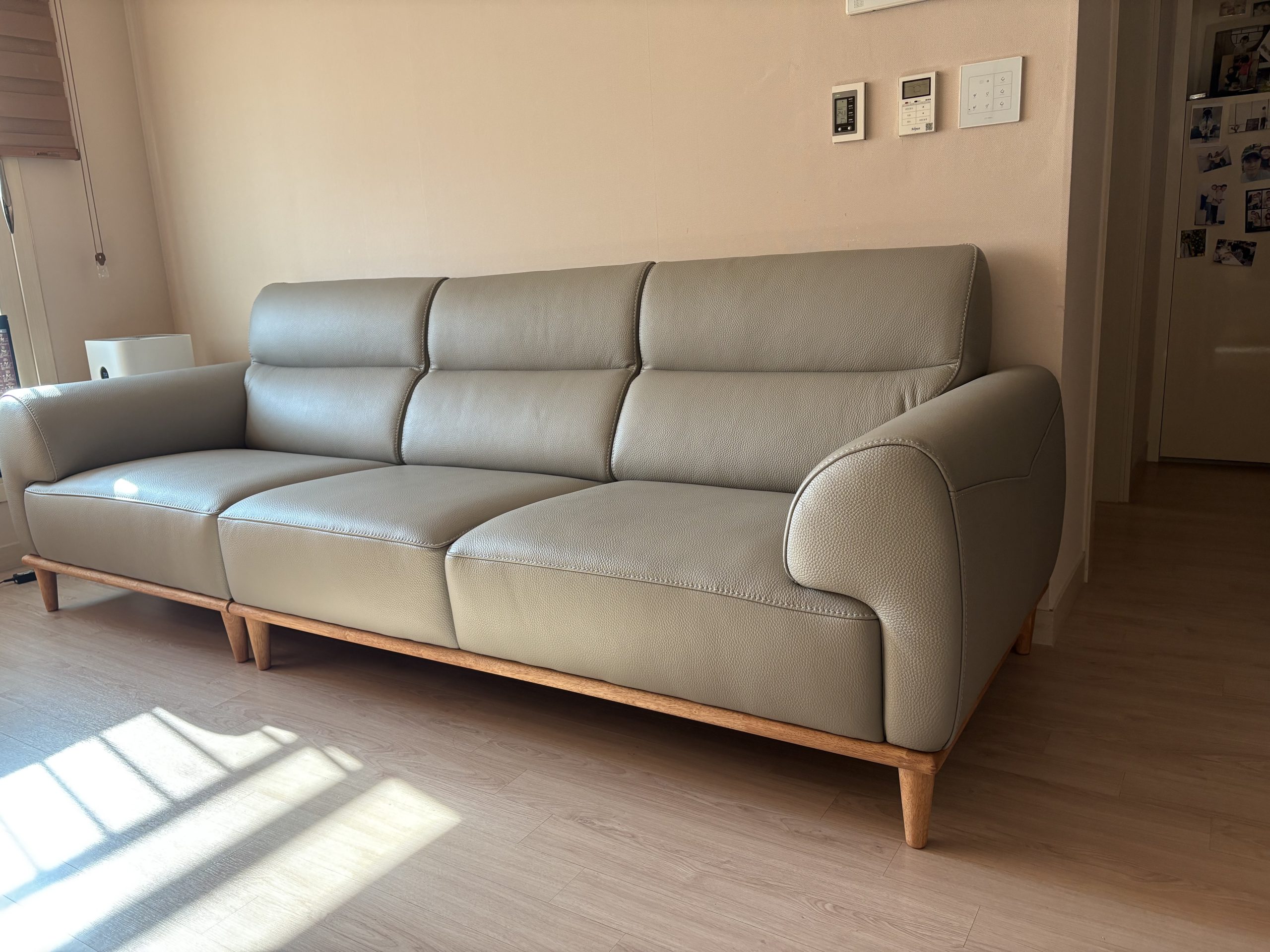 Sofa NATURA – Sofa Da Cao Cấp Khung Gỗ Tự Nhiên Mộc Mạc Ấm Áp