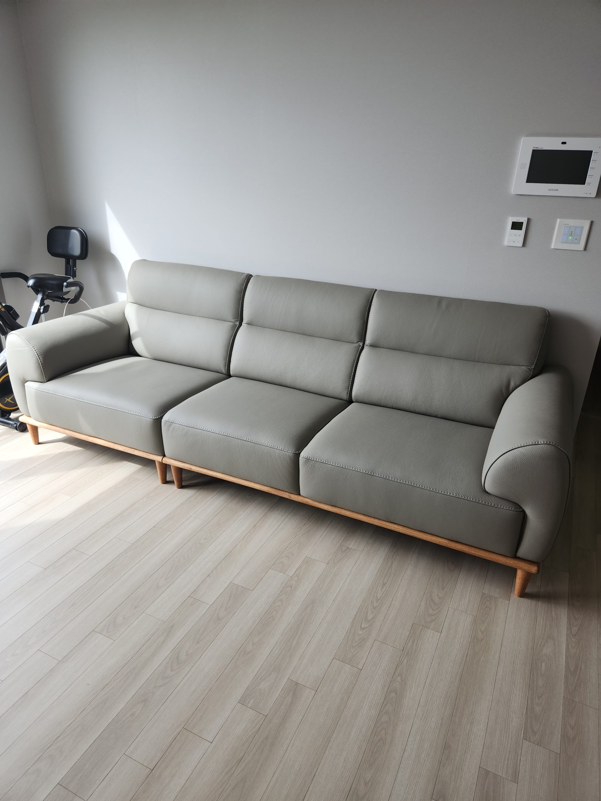 Sofa NATURA – Sofa Da Cao Cấp Khung Gỗ Tự Nhiên Mộc Mạc Ấm Áp