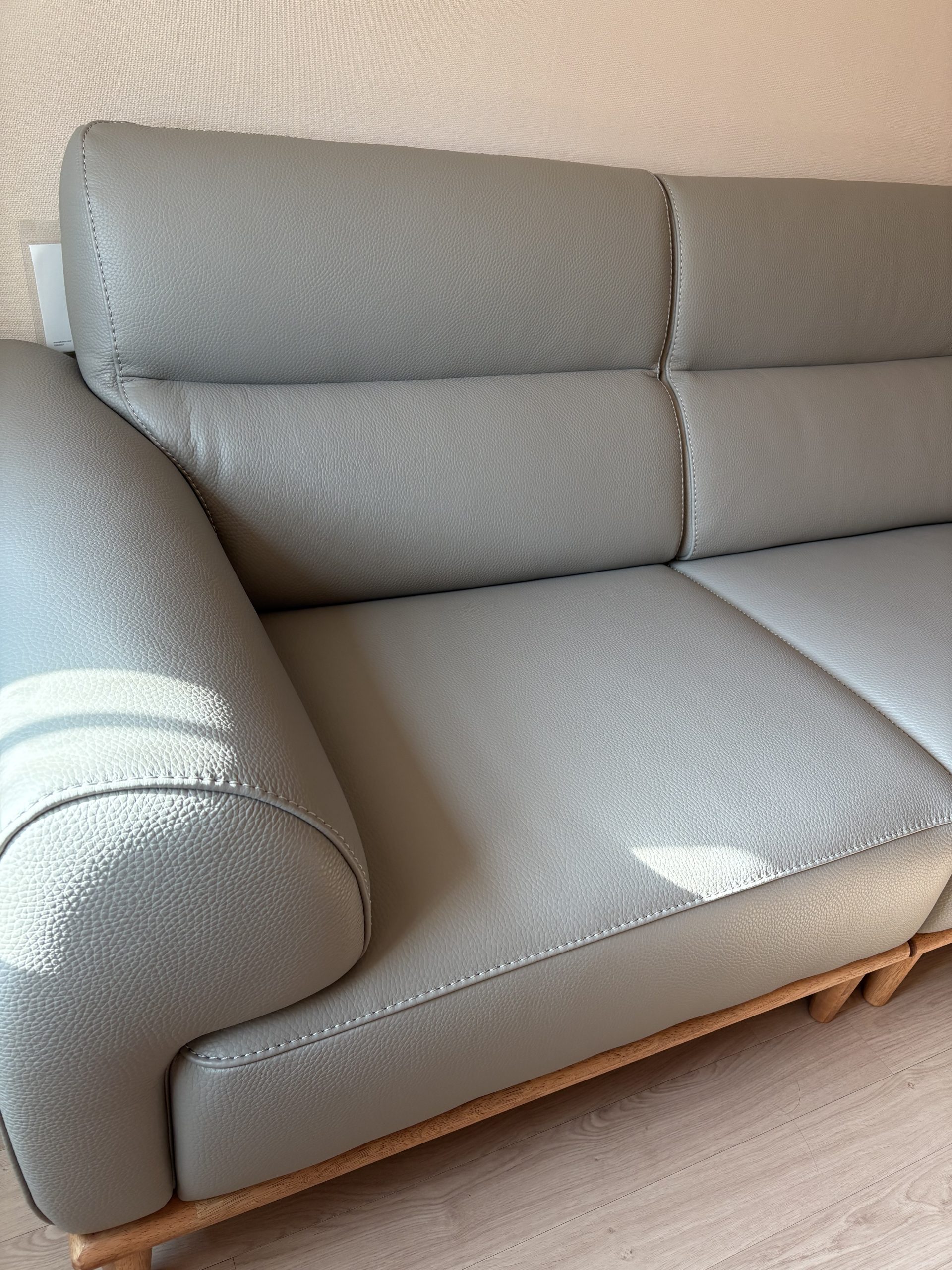 Sofa NATURA – Sofa Da Cao Cấp Khung Gỗ Tự Nhiên Mộc Mạc Ấm Áp