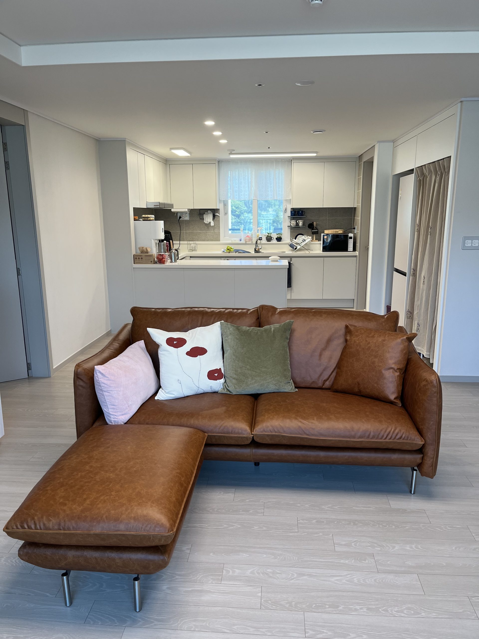 Sofa REFINE – Sofa Da Cao Cấp Ấm Áp Cho Phòng Khách Hiện Đại