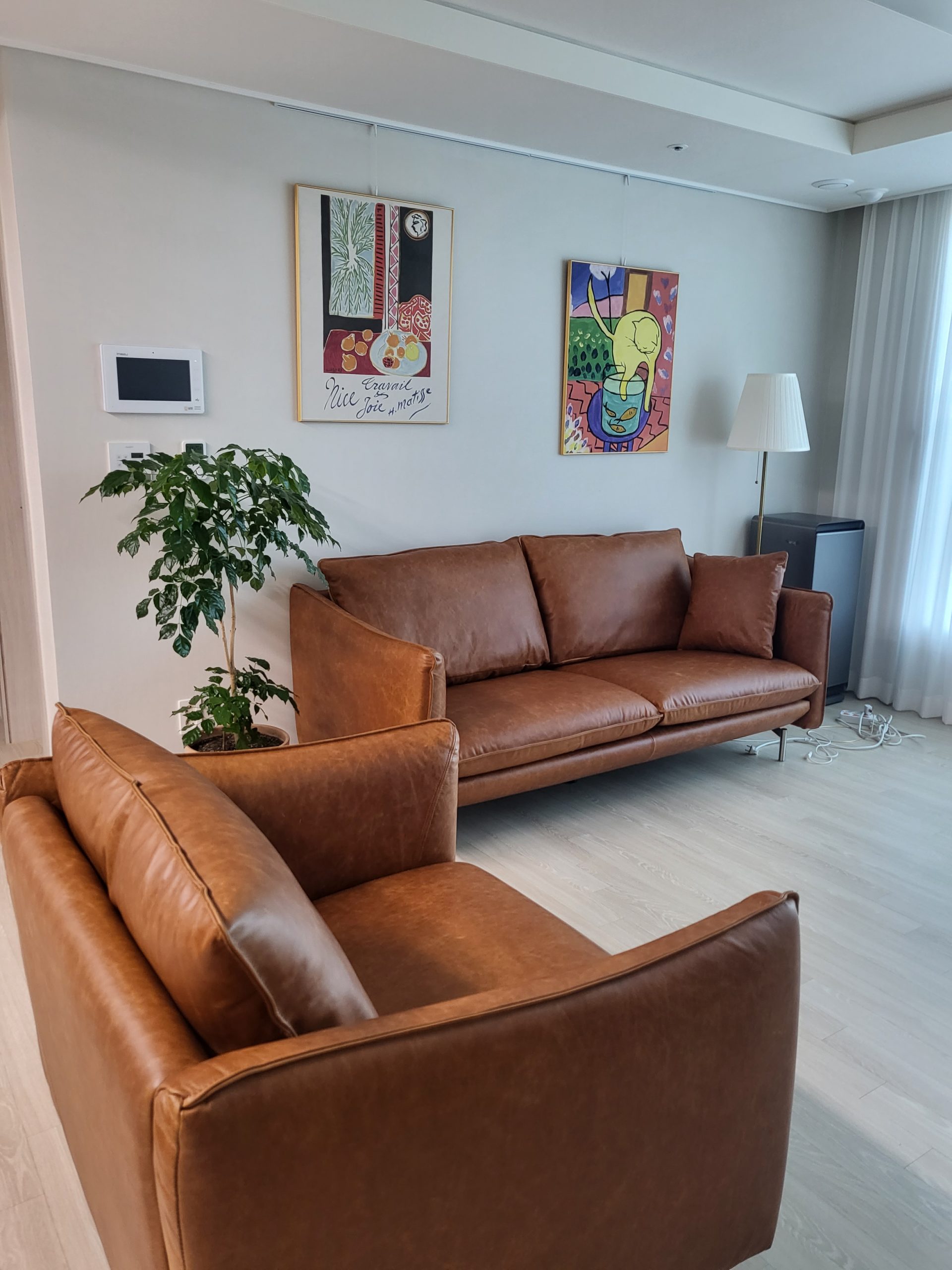 Sofa REFINE – Sofa Da Cao Cấp Ấm Áp Cho Phòng Khách Hiện Đại