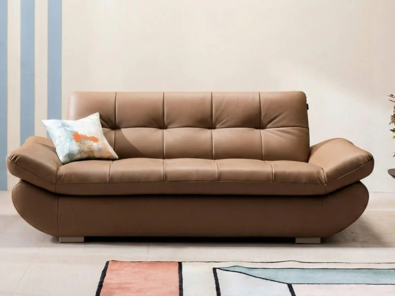 Sofa SOFFLE màu nâu latte được chụp chính diện, nổi bật với thiết kế băng 3 chỗ ngồi và tay vịn cong mềm mại. Bề mặt sofa…