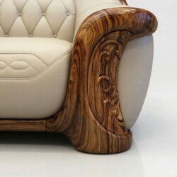 Cận cảnh chi tiết tay vịn của ghế sofa băng trong bộ SB8103-124. Tay vịn được làm từ gỗ mun tự nhiên với các đường vân gỗ…