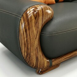 Cận cảnh tay vịn của ghế sofa băng dài, cho thấy rõ chi tiết gỗ Mun tự nhiên với vân gỗ độc đáo, uốn lượn mềm mại và được…