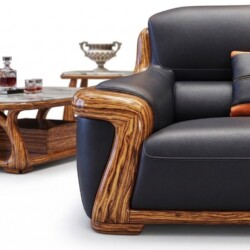 Cận cảnh tay vịn của ghế sofa băng màu đen, nổi bật với đường cong mềm mại và vân gỗ mun tự nhiên độc đáo. Ghế bọc da bò t…