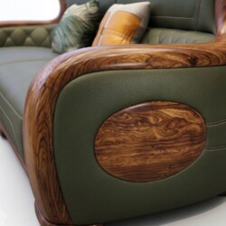 Cận cảnh tay vịn của sofa băng dài SBD56-1125, nổi bật với khung gỗ mun tự nhiên uốn cong mềm mại, vân gỗ đẹp mắt. Phần đệ…