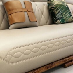 Cận cảnh phần đệm ngồi và tựa lưng của ghế sofa trong bộ SB8103-124. Đệm ngồi bọc da bò màu kem với đường may họa tiết hìn…