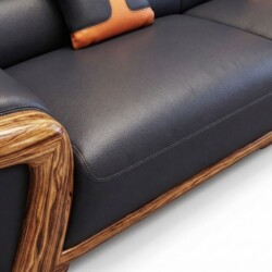 Chi tiết phần đệm ngồi và chân ghế sofa băng màu đen, bọc da bò tự nhiên với đường may tỉ mỉ, tạo cảm giác êm ái và chắc c…