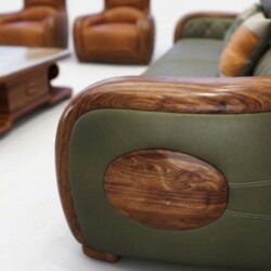 Góc chụp cận cảnh tay vịn và phần hông của sofa băng SBD56-1125, tập trung vào đường cong mềm mại của khung gỗ mun tự nhiê…