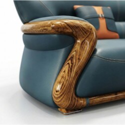 Góc chụp thấp cận cảnh tay vịn sofa, làm nổi bật đường cong mềm mại của phần ốp gỗ mun tự nhiên với vân gỗ rõ nét và lớp s…