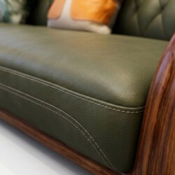 Chi tiết đường may kép tinh xảo trên bề mặt da bò tự nhiên màu xanh rêu của đệm sofa SBD56-1125. Góc chụp cận cảnh này làm…