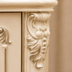 Cận cảnh chi tiết chạm khắc tinh xảo trên thân tủ đầu giường TA8801H. Các đường nét uốn lượn, hoa văn lá tây và các hạt tr…