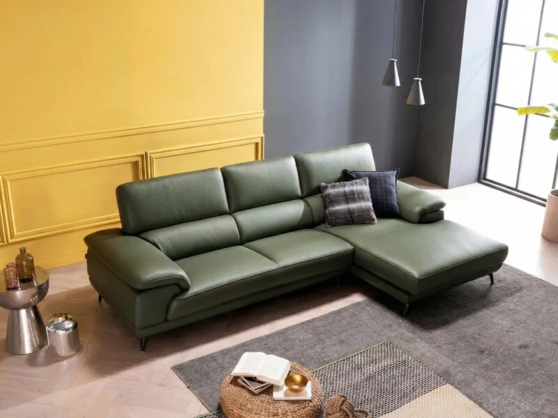 Sofa góc AMBERLINE màu xanh rêu đậm, chụp góc rộng từ phía trước bên phải. Sofa có tựa lưng chia đôi, tay vịn cong mềm mại…