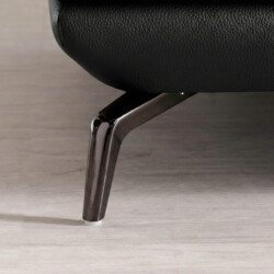 Cận cảnh chân ghế của sofa BENEDICT, thiết kế cao và thanh mảnh bằng kim loại màu bạc, tạo vẻ hiện đại và giúp dễ dàng vệ…