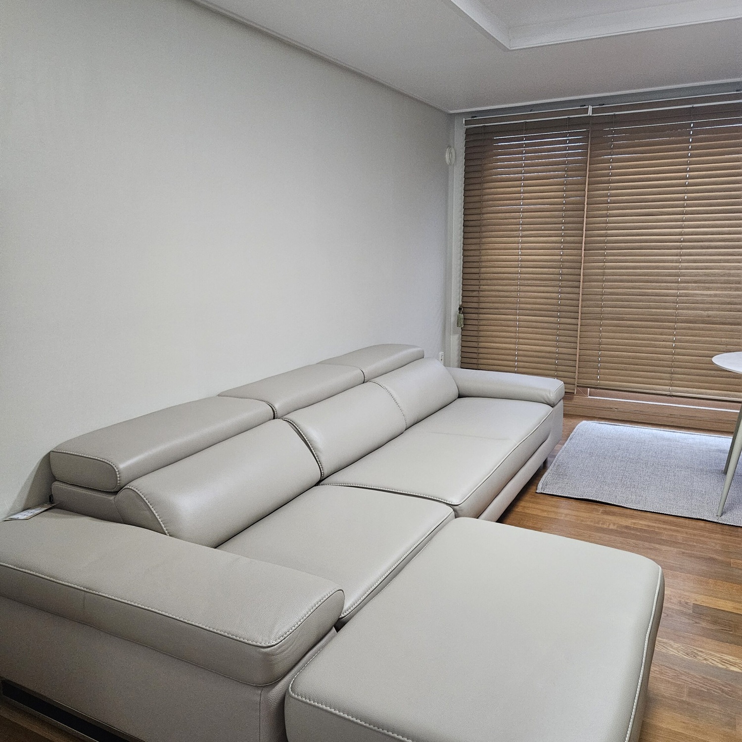 Sofa BEXLEY – Sofa Da 4 Chỗ Hiện Đại Thiết Kế Tựa Đầu Thông Minh Đẳng Cấp