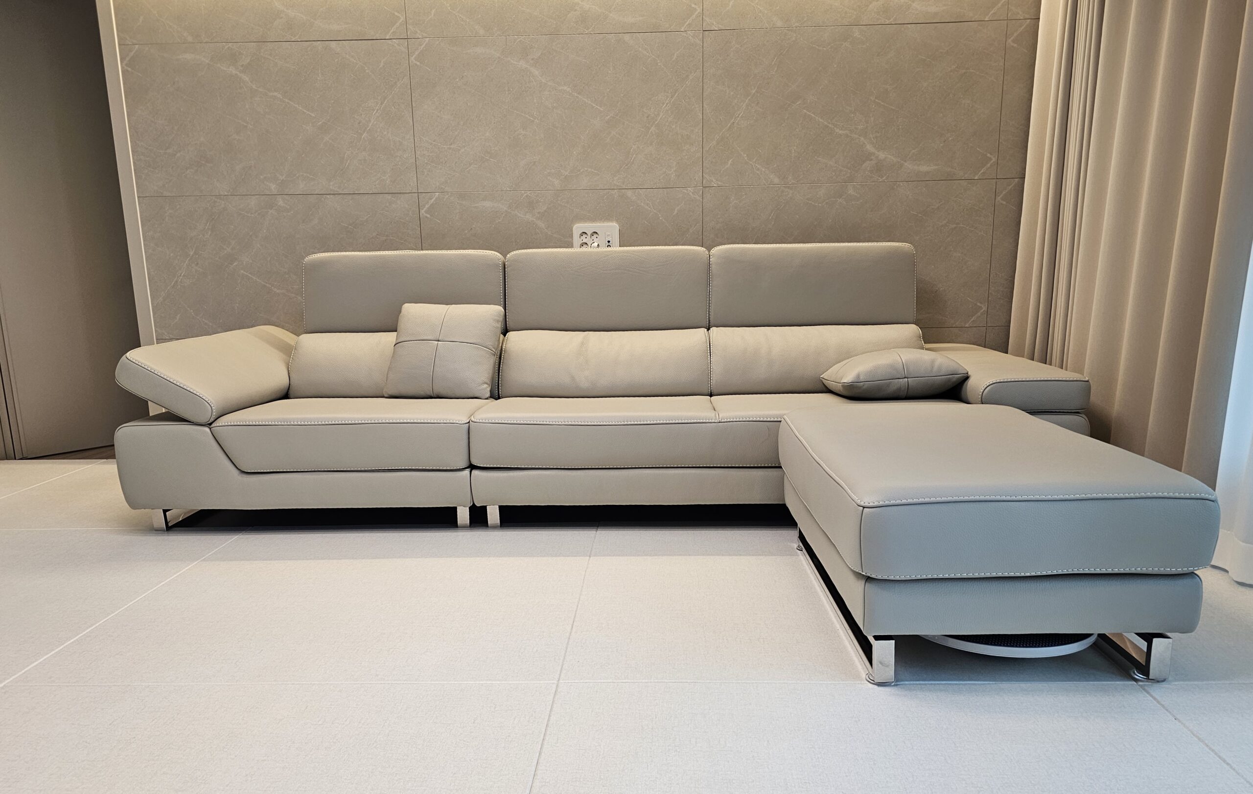 Sofa BEXLEY – Sofa Da 4 Chỗ Hiện Đại Thiết Kế Tựa Đầu Thông Minh Đẳng Cấp