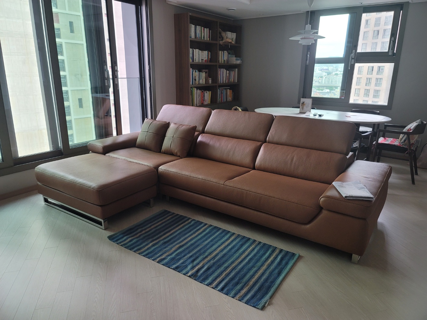Sofa BEXLEY – Sofa Da 4 Chỗ Hiện Đại Thiết Kế Tựa Đầu Thông Minh Đẳng Cấp