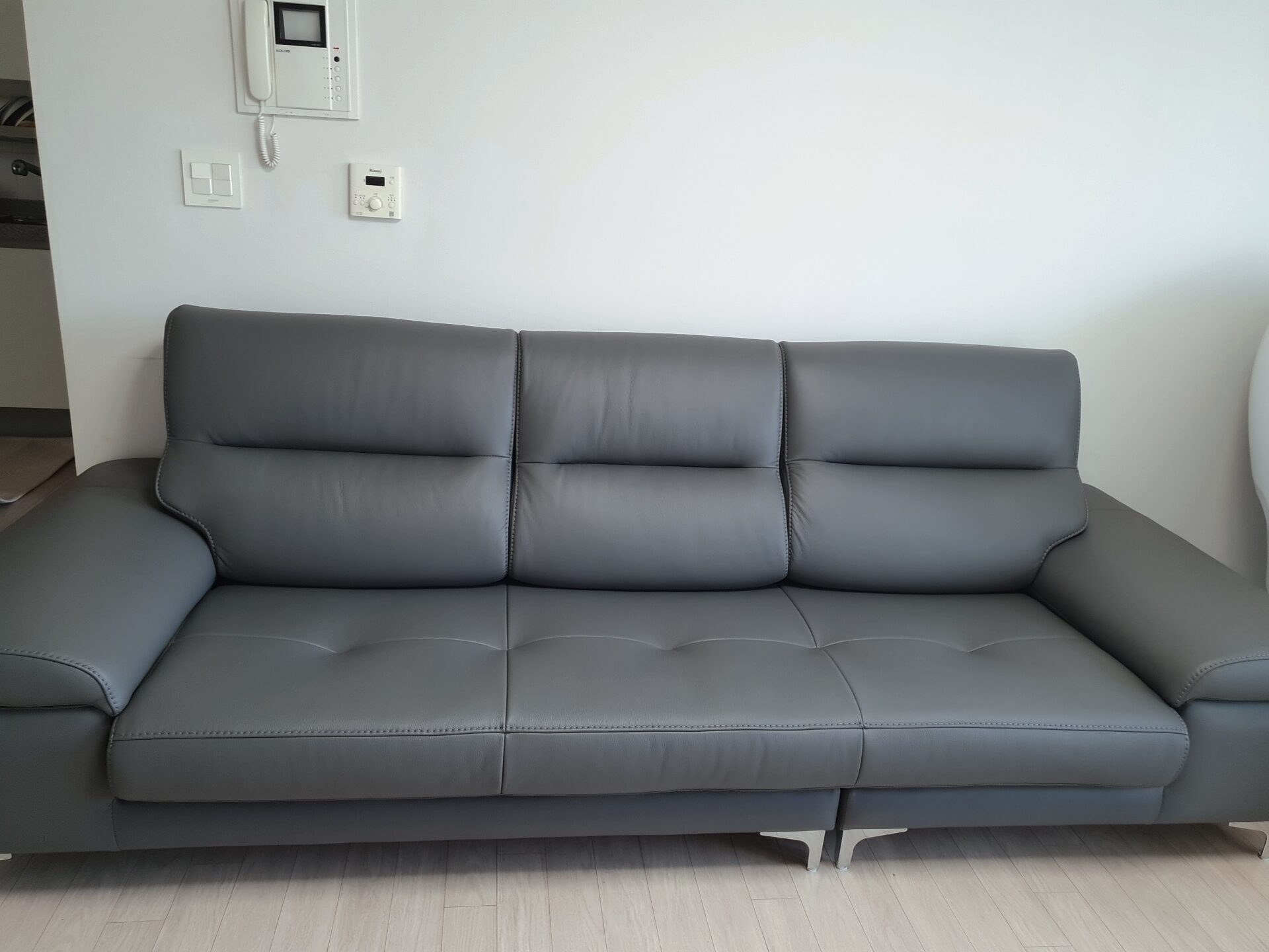 Sofa BRIO – Sofa Da Dáng Văng Hiện Đại Đa Chức Năng Tựa Đầu Điều Chỉnh