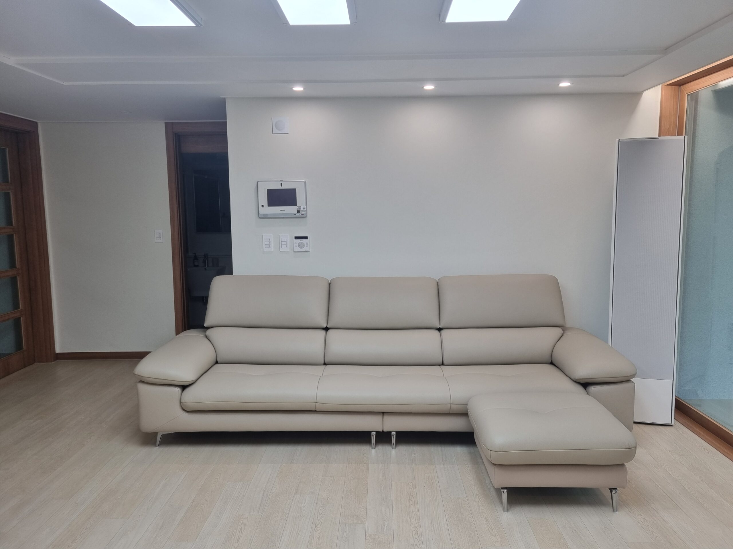 Sofa COMFORA - Sofa Băng Cao Cấp Tinh Tế Tay Vịn Thấp Thoải Mái