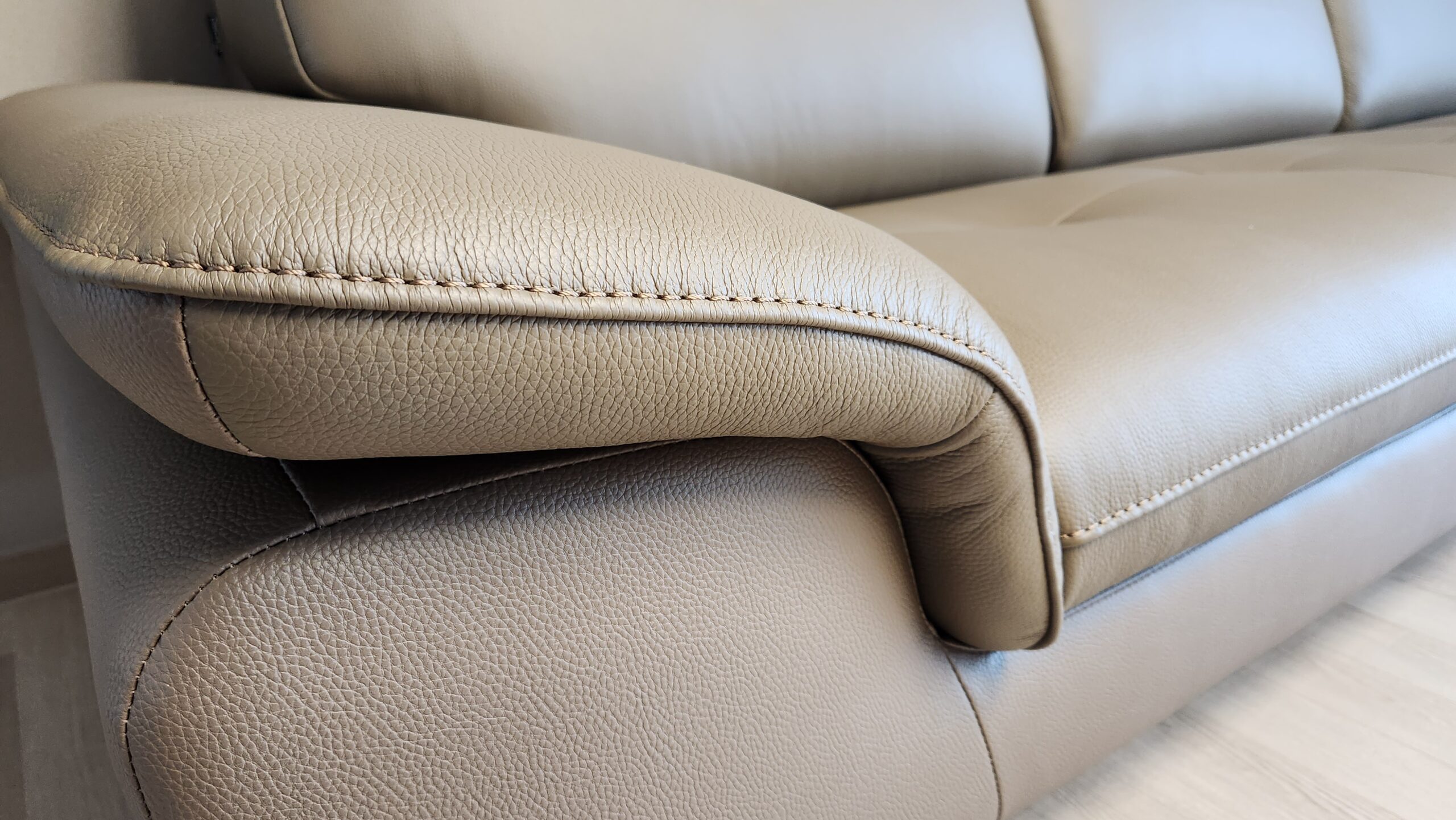 Sofa COMMONRY - Sofa Băng Bọc Da Tay Vịn Thấp Cho Cơ Thể Nghỉ Ngơi