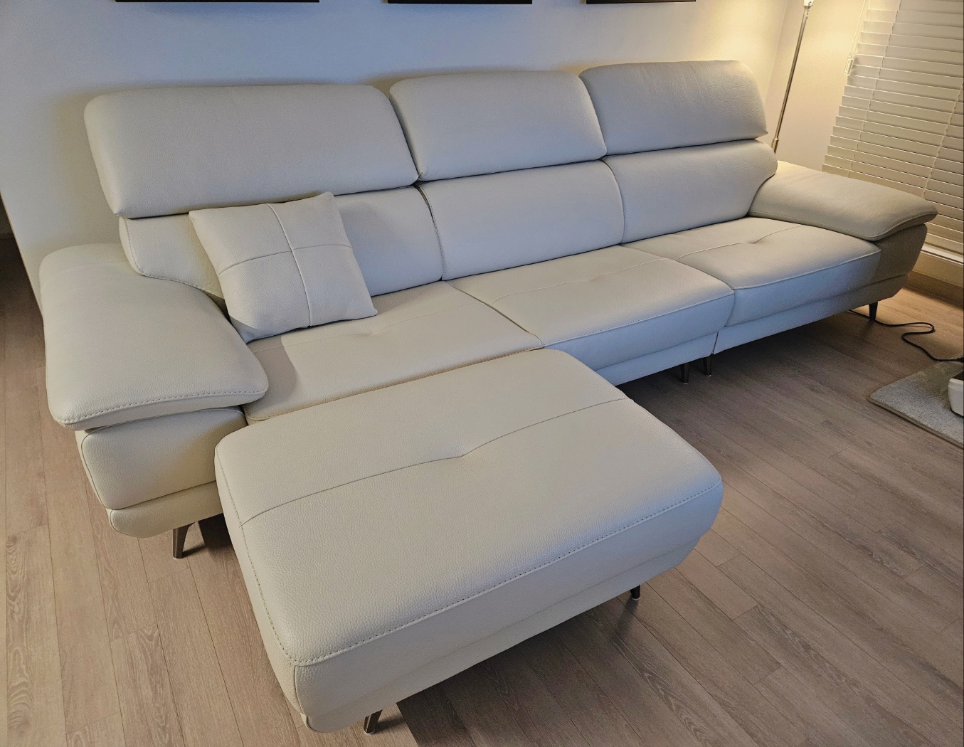 Sofa ELIORA - Sofa Da Dáng Băng Hiện Đại Cho Căn Phòng Ngập Cảm Xúc