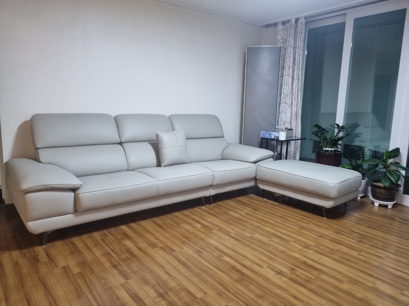 Sofa ELIOTT - Sofa Da Tối Giản Cho Phòng Khách Trẻ Trung