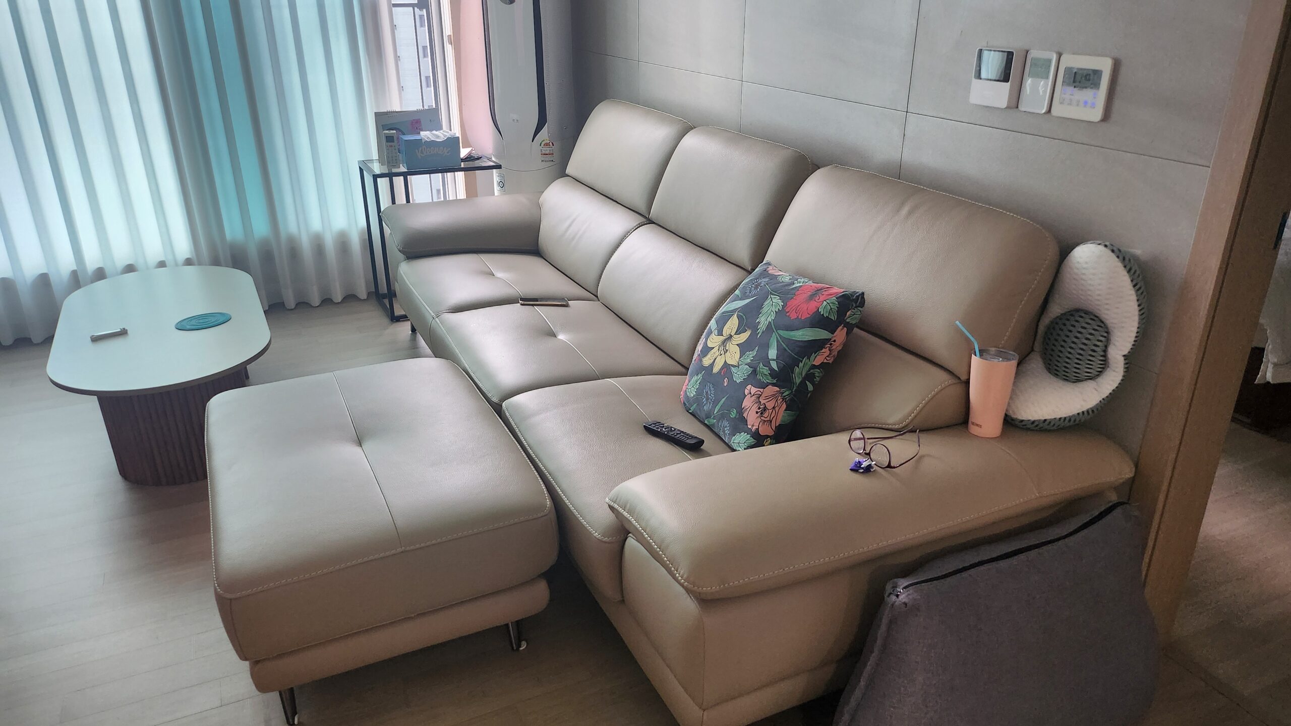 Sofa ELIOTT - Sofa Da Tối Giản Cho Phòng Khách Trẻ Trung