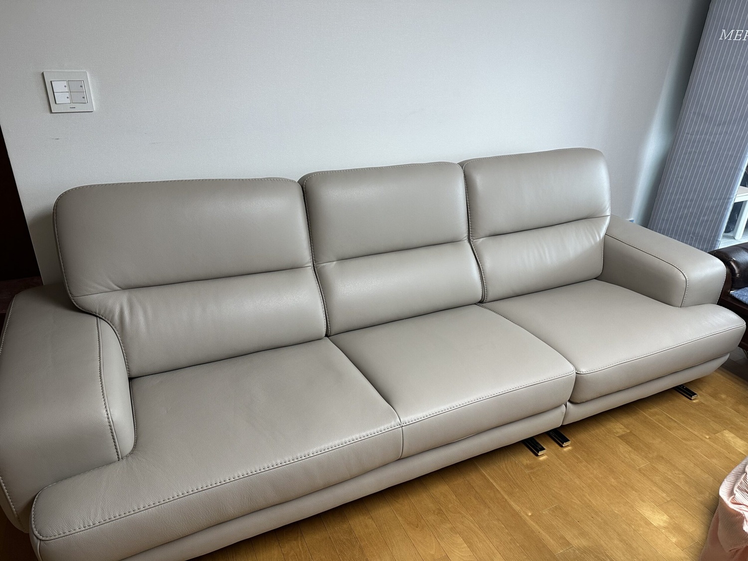 Sofa ETHEREAL - Sofa Băng Bọc Da Thiết kế Mạnh Mẽ, Sang Trọng