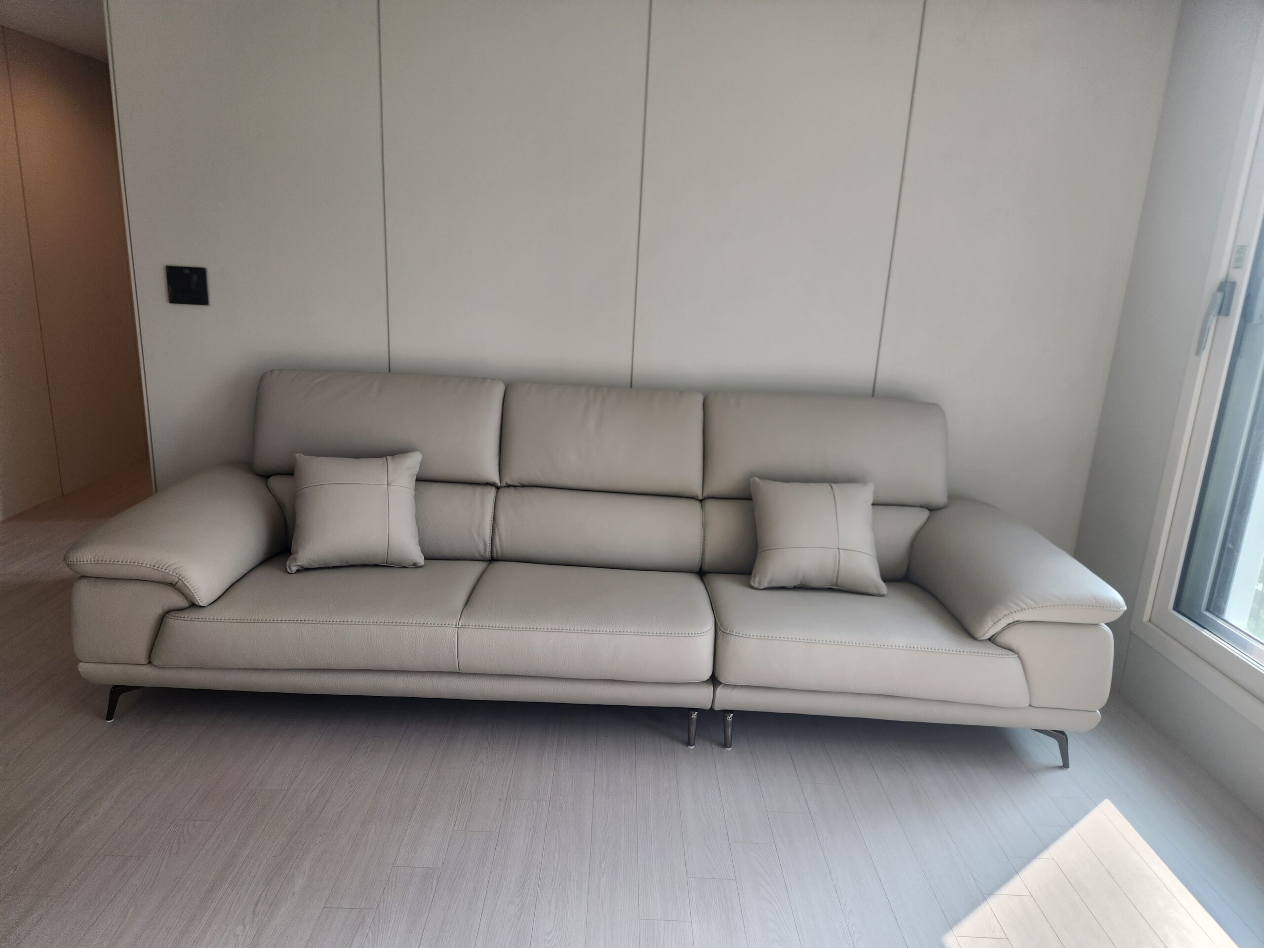 Sofa FURNISH - Sofa Băng Bọc Da Thiết Kế Tinh Tế Cho Phòng Khách Tối Giản