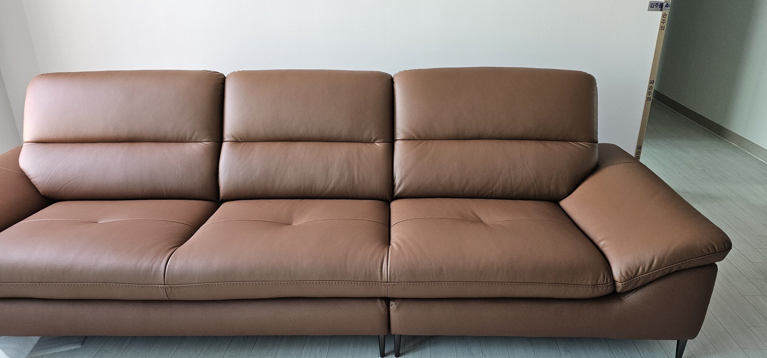 Sofa GLINT – Sofa Da Dáng Băng Hiện Đại Êm Ái Khi Thư Giãn