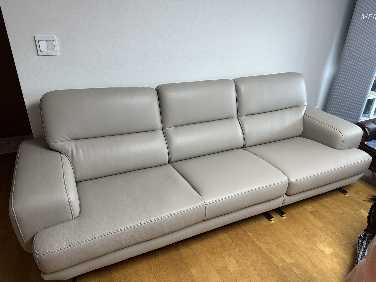 Sofa HEIRLOOM - Sofa Băng Bọc Da Thiết Kế Mạnh Mẽ Có Tựa Đầu Thông Minh