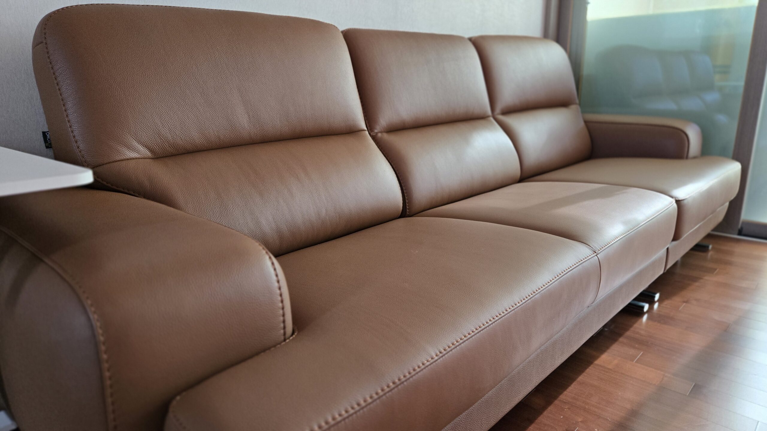 Sofa HEIRLOOM - Sofa Băng Bọc Da Thiết Kế Mạnh Mẽ Có Tựa Đầu Thông Minh