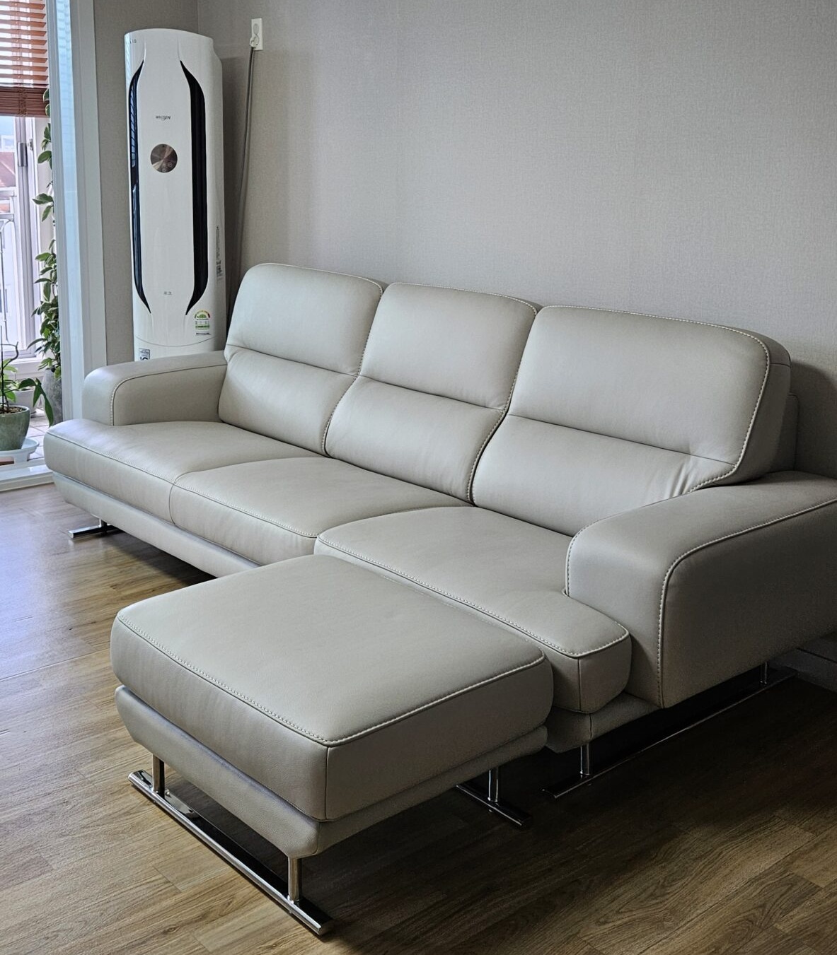 Sofa HEIRLOOM - Sofa Băng Bọc Da Thiết Kế Mạnh Mẽ Có Tựa Đầu Thông Minh