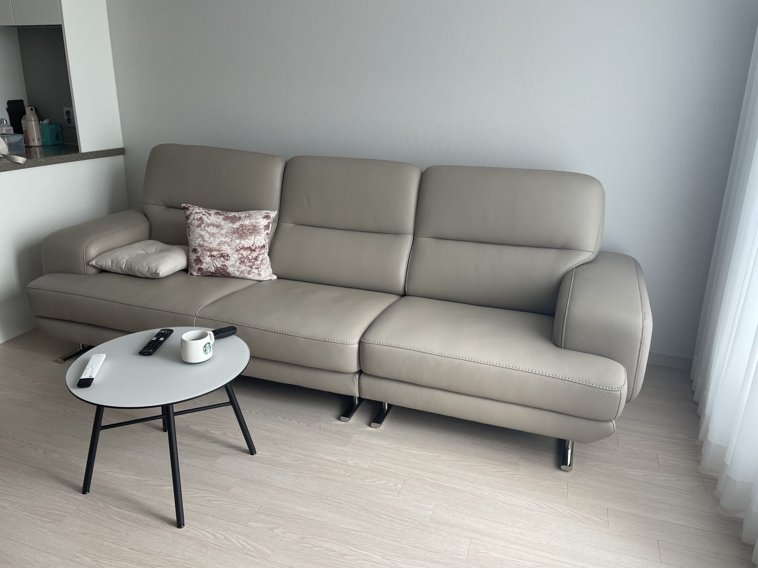 Sofa HEIRLOOM - Sofa Băng Bọc Da Thiết Kế Mạnh Mẽ Có Tựa Đầu Thông Minh