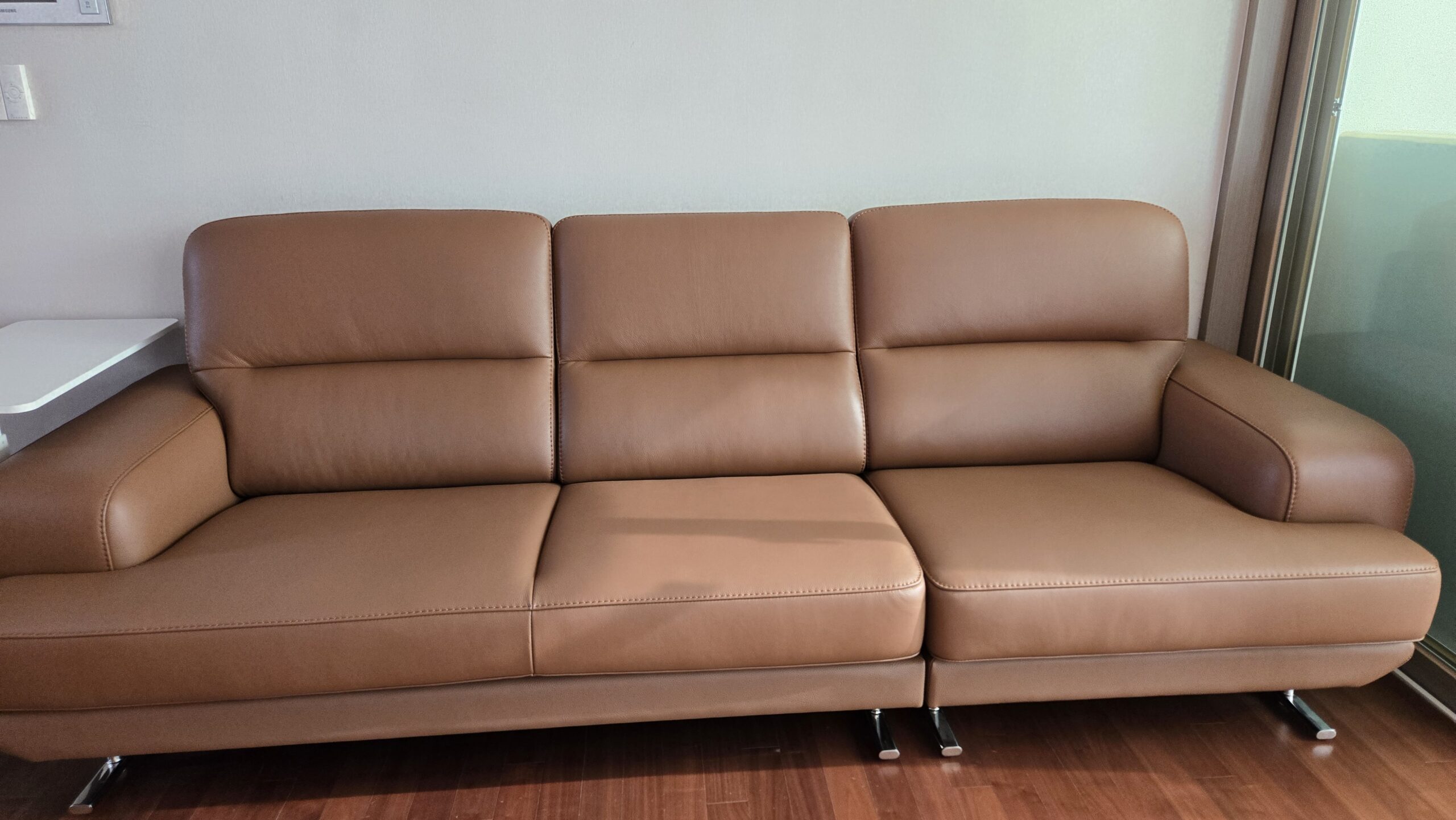 Sofa HEIRLOOM - Sofa Băng Bọc Da Thiết Kế Mạnh Mẽ Có Tựa Đầu Thông Minh