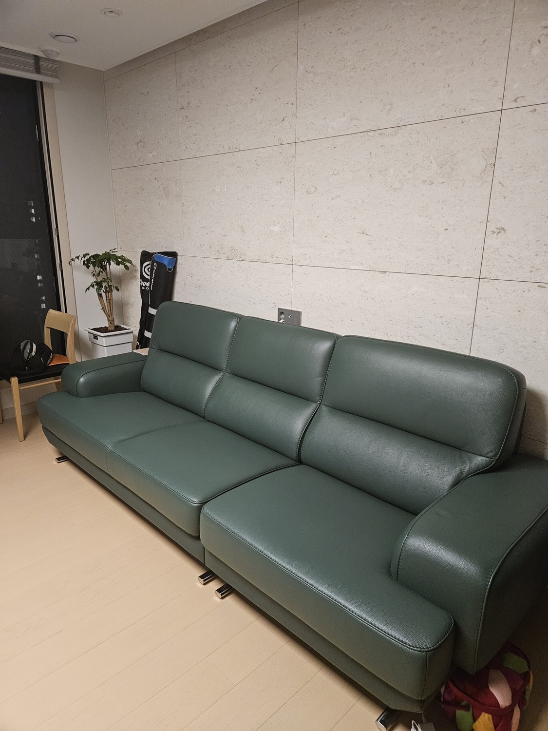 Sofa HEIRLOOM - Sofa Băng Bọc Da Thiết Kế Mạnh Mẽ Có Tựa Đầu Thông Minh