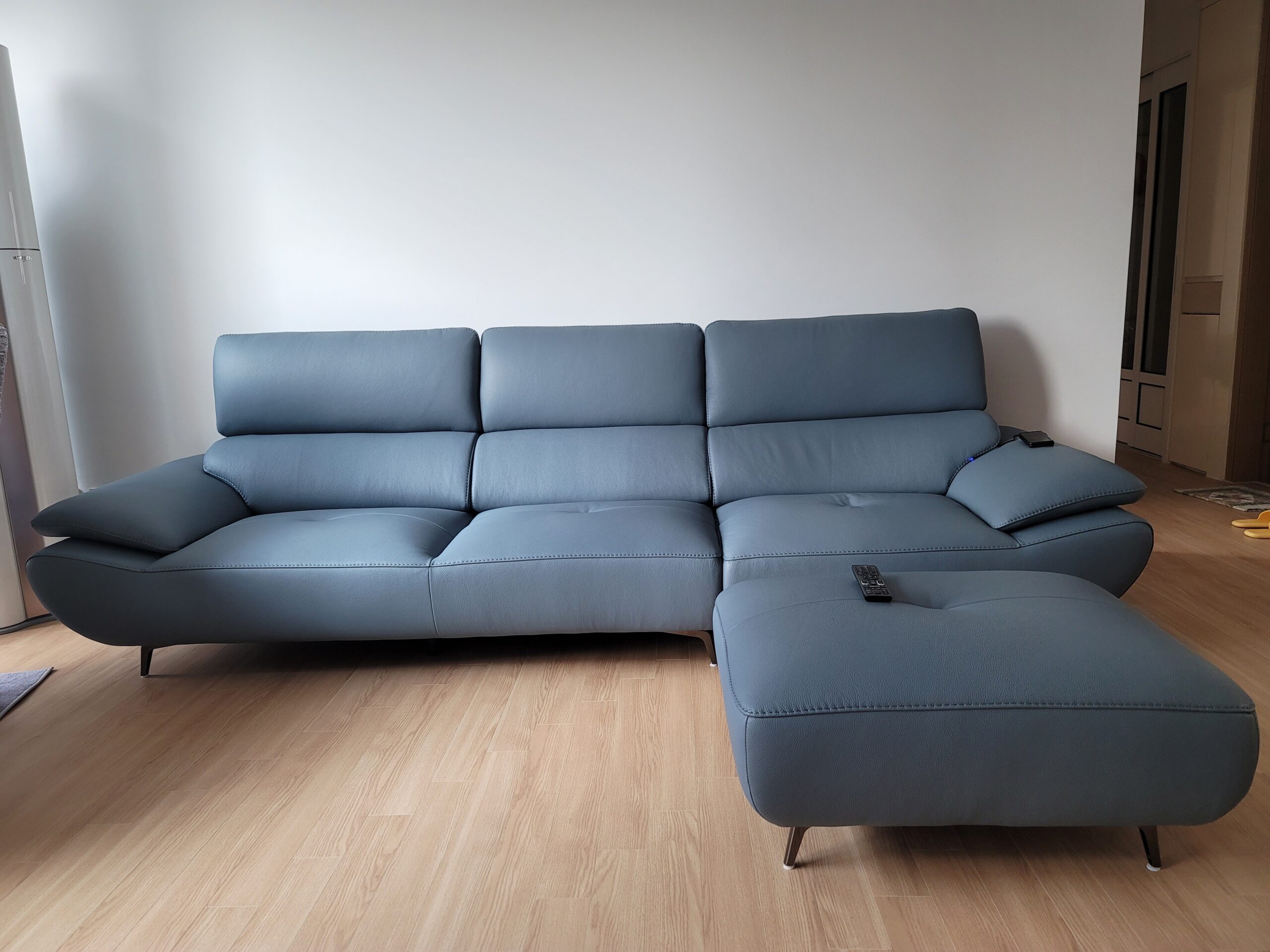 Sofa JASMINE - Sofa Da Phòng Khách Dáng Băng Dáng Thuyền Hoa Nở Rộ